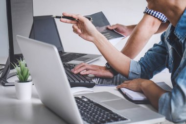 Kodları yazma ve veri kod teknoloji yazarak, bir yazılım şirketinde masaüstü bilgisayarda geliştirme web sitesinde çalışma işbirliği programcı proje.