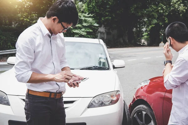 Dois Motoristas Homem Discutindo Depois Acidente Carro Colisão Fazer Telefonema — Fotografia de Stock