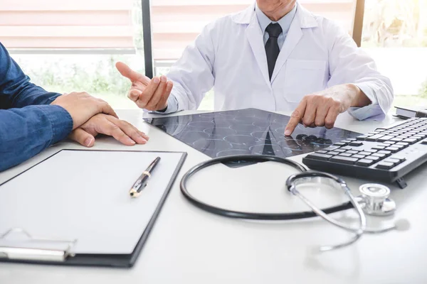 Professor Arzt Empfiehlt Eine Methode Mit Patientenbehandlung Ergebnisse Bei Untersuchung — Stockfoto