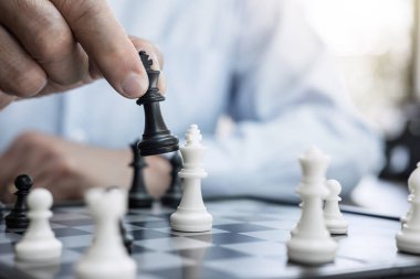 İşadamı el satranç oyunu oynamak için geliştirme analiz yeni strateji planı, iş stratejisi lideri ve ekip çalışması kavramı kazanmak ve başarı için.