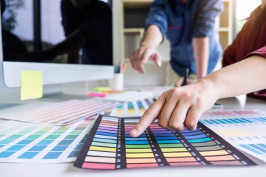 İş yerindeki grafik tabletinde renk seçimi ve çizim üzerine çalışan iki iş arkadaşı yaratıcı grafik tasarımcısı.