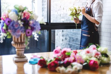 Yapay çiçek yeleği dekorasyon evde düzenlenmesi, Genç kadın çiçekçi iş DIY yapay çiçek, el sanatları ve el yapımı kavramı düzenleme yapma.