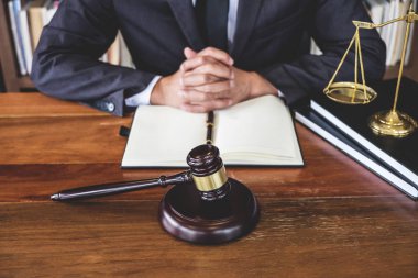 Hukuk hukuku, tavsiye ve adalet kavramı, Yargıç tokmak ve Adalet avukatları, takım elbiseli avukat veya avukat mahkeme salonunda bir belge üzerinde çalışıyorlar..
