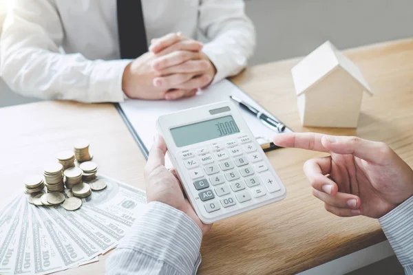 Business Signering Och Analysera Ett Avtal Köpa Sälja Hus Försäkringsagent — Stockfoto