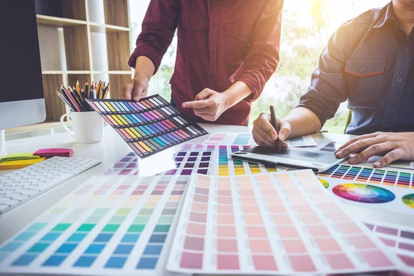 Dwóch Kolegów Kreatywny Grafik Pracuje Nad Wyborem Kolorów Rysowaniem Tablecie — Zdjęcie stockowe