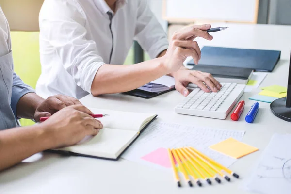 Tutor Bücher Mit Freunden Mann Sitzt Mit Dem Zeigefinger Zusammen — Stockfoto