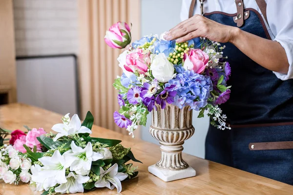 自宅の人工花ベストの装飾の手配 若い女性花屋は Diy の人工花 クラフト ハンドメイドの概念の整理を作る仕事します — ストック写真