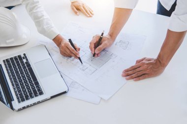 Mimar ya da toplantı planı ilerleme, inşaat ve yapı kavramı içinde mimari projesi için ortak çalışma.