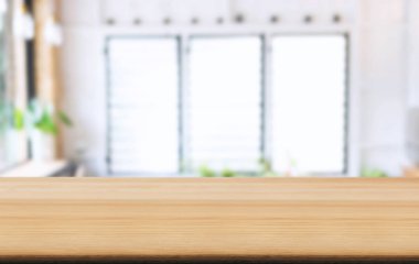 Boş ahşap masa ve kafenin ya da restoranın önündeki bulanık arkaplan ürün ya da montaj için.