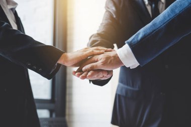 Resim birleştirme ve birlikte toplantı, bağlantı ve işbirliği kavramı, ekip çalışması sürecin ortağı ve en iyi ilişki sırasında putting eller iş adamları.