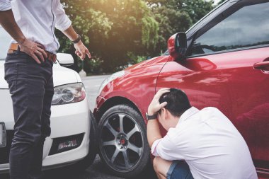 Bir araba, trafik kaza çarpışma, trafik kazası ve sigorta kavramı sonra iki sürücü adam.