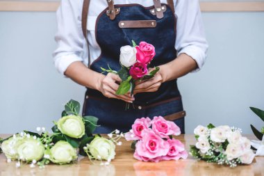 Yapay çiçek yeleği dekorasyon evde düzenlenmesi, Genç kadın çiçekçi iş DIY yapay çiçek, el sanatları ve el yapımı kavramı düzenleme yapma.