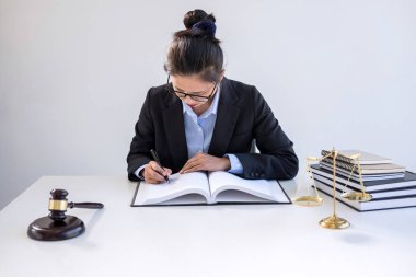 Adalet terazisinden Yargıç Tokmak, ofiste çalışan profesyonel kadın avukatlar. Hukuk kavramları.
