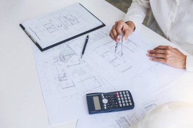 Proje, mimar ya da ilerleme, inşaat ve yapı kavramı içinde mimari projesi için plan üzerinde çalışan için çalışma alanı öğeleri araçları.