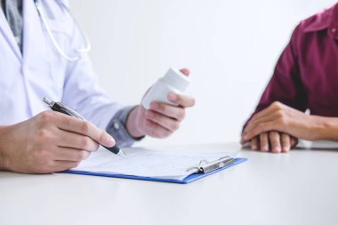 Hastaya danışmanlık sırasında bir geçmişi formu doldurarak doktor ve tedavi yöntemleri ve nasıl rehabilite için tavsiye.