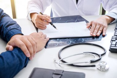 Profesör Doktor tavsiye raporu hasta tedavi yöntemiyle, sonuçlarına bir resim beyin röntgen filmi ile birlikte düşünceli yöntemi Ct taraması ile hastanın sorun hakkında inceleyin.