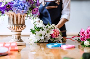 Yapay çiçek yeleği dekorasyon evde düzenlenmesi, Genç kadın çiçekçi iş DIY yapay çiçek, el sanatları ve el yapımı kavramı düzenleme yapma.