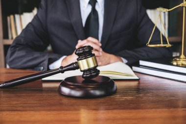 Hukuk hukuku, tavsiye ve adalet kavramı, Yargıç tokmak ve Adalet avukatları, takım elbiseli avukat veya avukat mahkeme salonunda bir belge üzerinde çalışıyorlar..