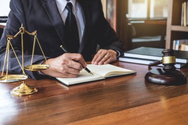 Hukuk hukuku, tavsiye ve adalet kavramı, Yargıç tokmak ve Adalet avukatları, takım elbiseli avukat veya avukat mahkeme salonunda bir belge üzerinde çalışıyorlar..