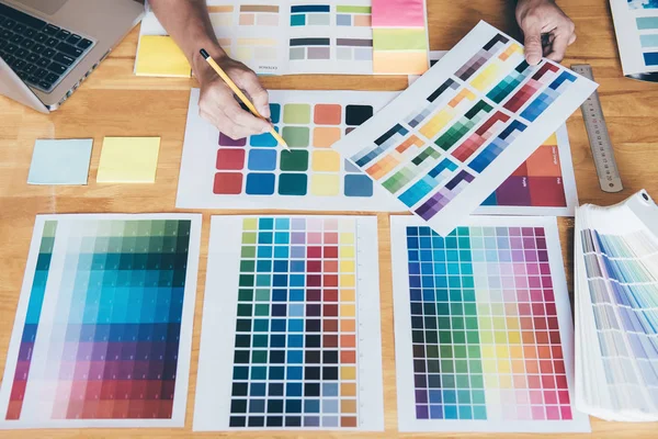 Junge Kreative Grafikdesignerin Mit Grafik Tablet Zur Auswahl Von Farbmustern — Stockfoto