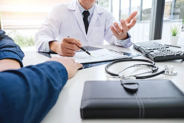 Professor Arzt Empfiehlt Eine Methode Mit Patientenbehandlung Ergebnisse Bei Der — Stockfoto