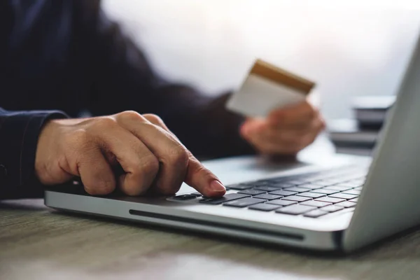 Hombre Escribiendo Portátil Para Compras Línea Pagar Con Tarjeta Crédito —  Fotos de Stock