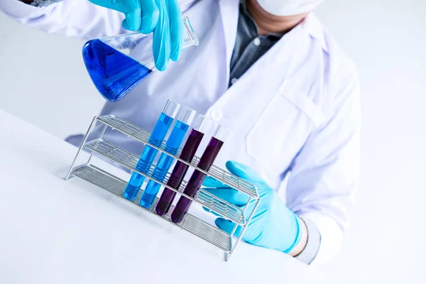 Біохімічні Лабораторні Дослідження Вчений Або Медичний Лабораторному Покритті Тримає Пробірку — стокове фото