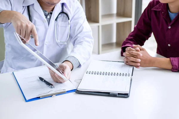 Doctor Consulting Patient Discussing Something Recommend Treatment Methods Presenting Results — Stock Photo, Image