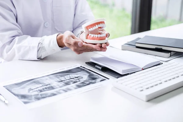 Manliga Läkare Eller Tandläkare Som Arbetar Med Patienten Tand Röntgenfilm — Stockfoto