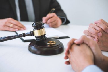 Boşanma sürecinde avukat erkek avukat veya danışman ile boşanma sözleşmesinin imzalanması ve imzalanması sırasında boşanma kararının (feshedilmesi veya iptali) imzalanması ile hazırlanan anlaşma.