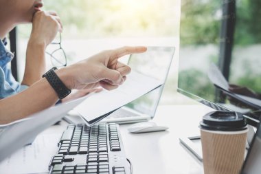 Kodları yazma ve veri kodunu yazarak şirket ofisi, programcılar gelişmekte olan programlama ve Web sitesi bir yazılımda çalışma işbirliği geliştirmek.