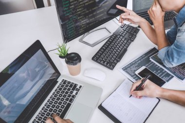 Kodları yazma ve veri kod teknoloji yazarak, bir yazılım şirketinde masaüstü bilgisayarda geliştirme web sitesinde çalışma işbirliği programcı proje.