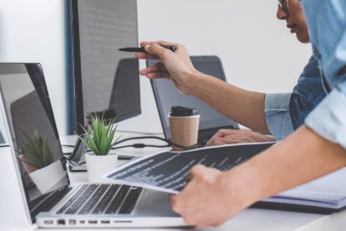 Kodları yazma ve veri kodunu yazarak şirket ofisi, programcılar gelişmekte olan programlama ve Web sitesi bir yazılımda çalışma işbirliği geliştirmek.