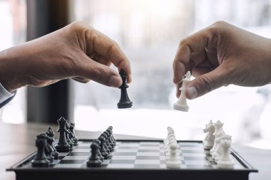 Eller emin işadamı meslektaşlarının geliştirme analiz yeni strateji planı, lideri ve ekip çalışması kavramı kazanmak ve başarı için satranç oyunu oynamak.
