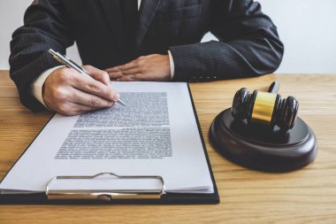 Tokmak Yargıç adalet avukatlar, avukat takım elbise veya avukat hukuk bürosu Office belgeleri üzerinde çalışan ile. Yasal hukuk, tavsiye ve adalet kavramı.