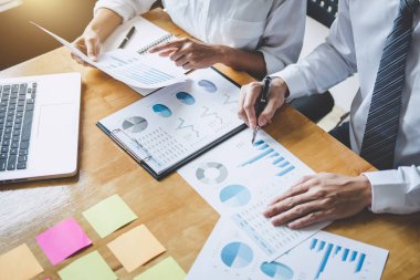 Co çalışma konferans, çizelgeler ve grafikler iş stratejisi ve mali plan yatırım kar için çalışıyor tartışan yönetici takımı.