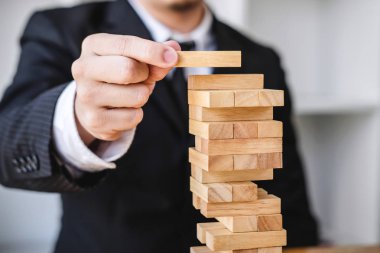 Alternatif risk kavramı, plan ve strateji iş, Risk için yapmak iş büyüme kavramı ile tahta bloklar, el iş görüntülerini kule üzerinde sipariş vermek ve çekerek ahşap blok insanlar.