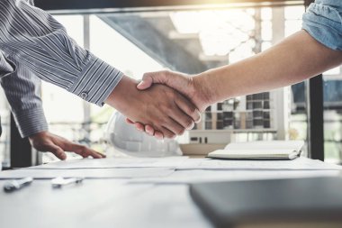 Toplantı ve tebrik, iki projeyi için mühendis veya mimar toplantı, karşılıklı istişare ve konferans yeni proje planı, sonra sözleşme şirketleri, başarı, ortaklık için.