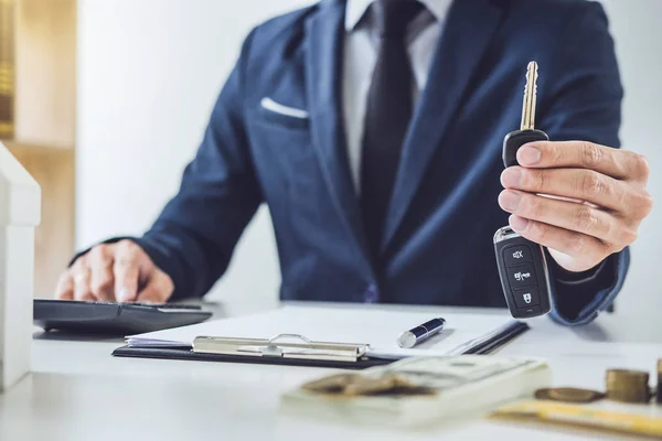 Verkoper Een Toets Ingedrukt Houden Het Berekenen Van Een Prijs — Stockfoto