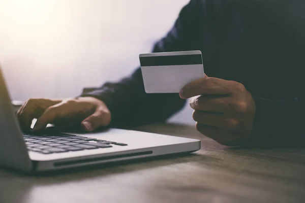 Uomo Digitando Laptop Shopping Online Pagare Con Carta Credito Pagamento — Foto Stock