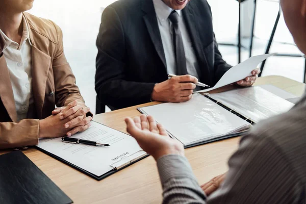 Hombre Negocios Explicando Perfil Dos Altos Directivos Sentados Durante Trabajo — Foto de Stock