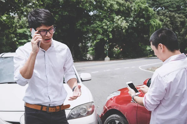 Dois Motoristas Homem Discutindo Depois Acidente Carro Colisão Fazer Telefonema — Fotografia de Stock