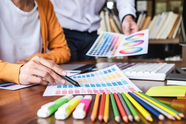 Dos Colegas Diseñadores Gráficos Creativos Que Trabajan Selección Colores Muestras — Foto de Stock