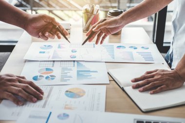 Çizelgeler ve grafikler, dizüstü bilgisayar kullanarak, iş mali ve muhasebe kavram yeni başlangıç proje, tartışma ve analiz verilerle çalışma iş takım toplantısı.