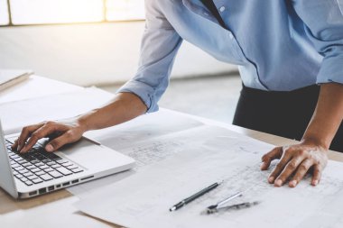 Bina ve araçlar çalışma sitedeki mühendislik inşaat kavramı, mimar veya blueprint, yeni proje planı için çalışan mühendis model.