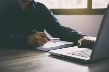 Profesyonel iş, işadamı laptop iş stratejisi çalışma alanı'ndaki yeni proje için çalışma.