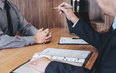 Ofiste konuşmak işe alım için genç erkek iş arayan sormak görüşme işveren bir iş görüşmesi sırasında bir devam okuma iki üst düzey yöneticisi.