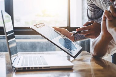 Başlangıç iş adamları Grup Toplantı, Genç yaratıcı arkadaşları ekip çalışması ve yeni plan proje ofisi, girişimciler, beyin fırtınası, tartışırken takım çalışması, profesyonel iş takım.