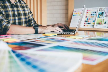 Renk renk örneği örnekleri grafik iş araçları ve aksesuarları ile stüdyoda bilgisayarla çalışırken boyama seçimi için seçmek için grafik tableti kullanarak yaratıcı grafik tasarımcı.