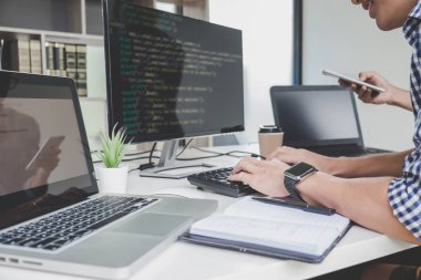 Kodları yazma ve veri kodunu yazarak şirket ofisi, programcılar gelişmekte olan programlama ve Web sitesi bir yazılımda çalışma işbirliği geliştirmek.